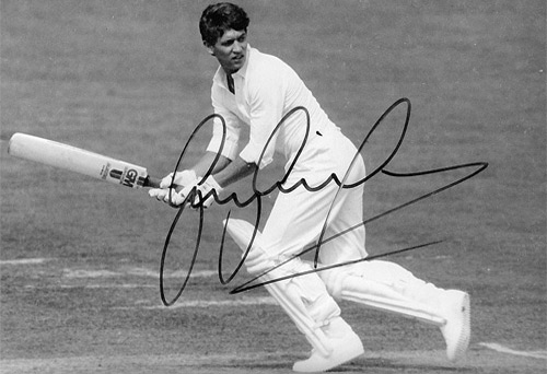 England football legend GARY LINEKER signed cricket photo.